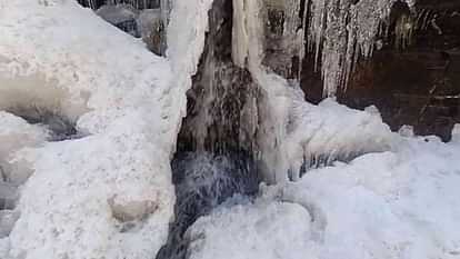 Uttarakhand Weather Temperature drops below zero in Badrinath  Indradhara freezes severe cold Visuals