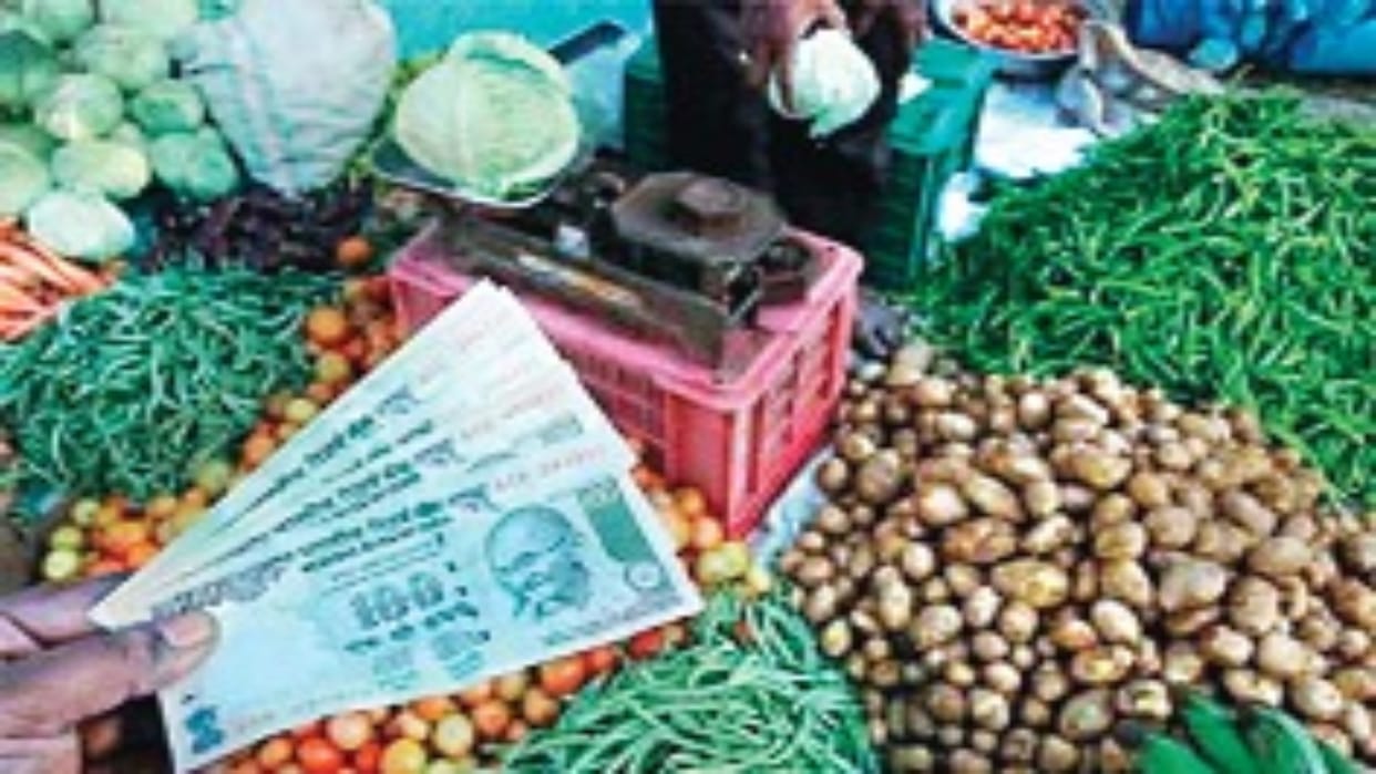 Prices of essential commodities will soon fall, CMIE claims: Onion prices may go up to Rs 3,750 per quintal