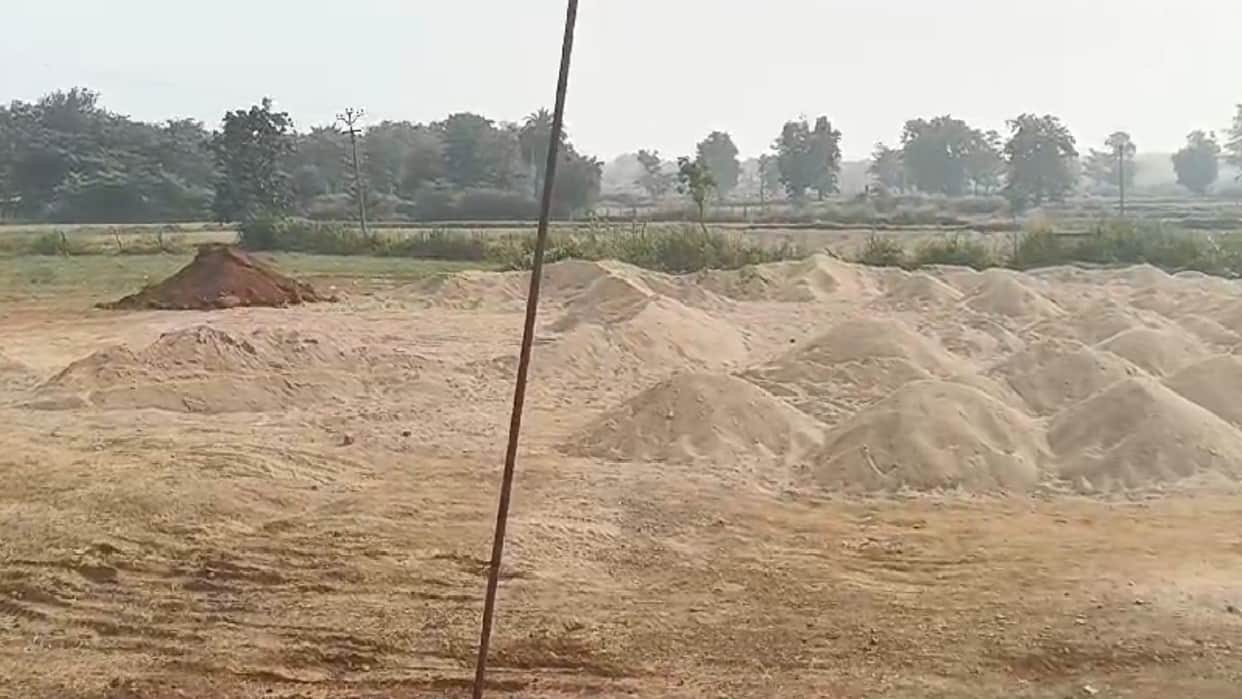Sand mafia is stealing sand in violation of rules in Dhamtari
