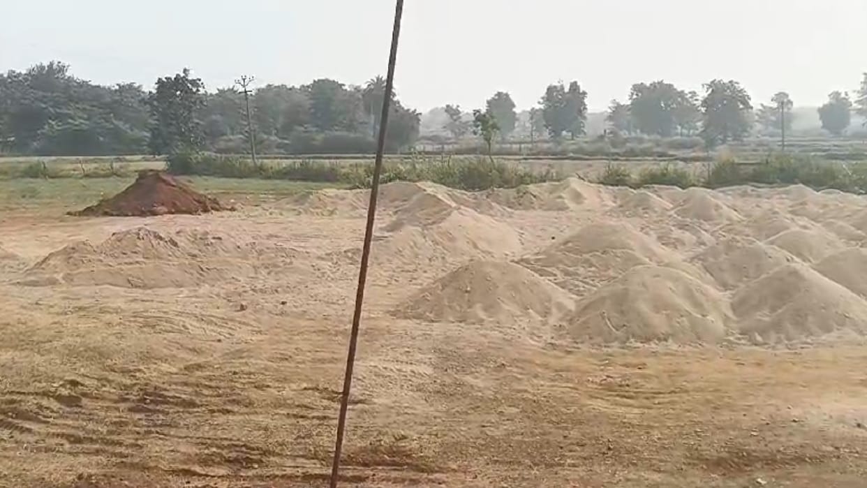 Sand mafia is stealing sand in violation of rules in Dhamtari