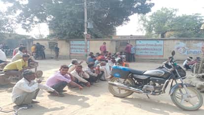 समिति के बाहर कतार में बैठे किसान