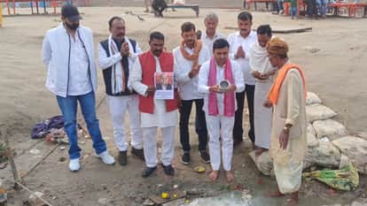 गंगा तट पर मुलायम सिंह यादव के लिए पूजन करते समाजवादी पार्टी के नेता।