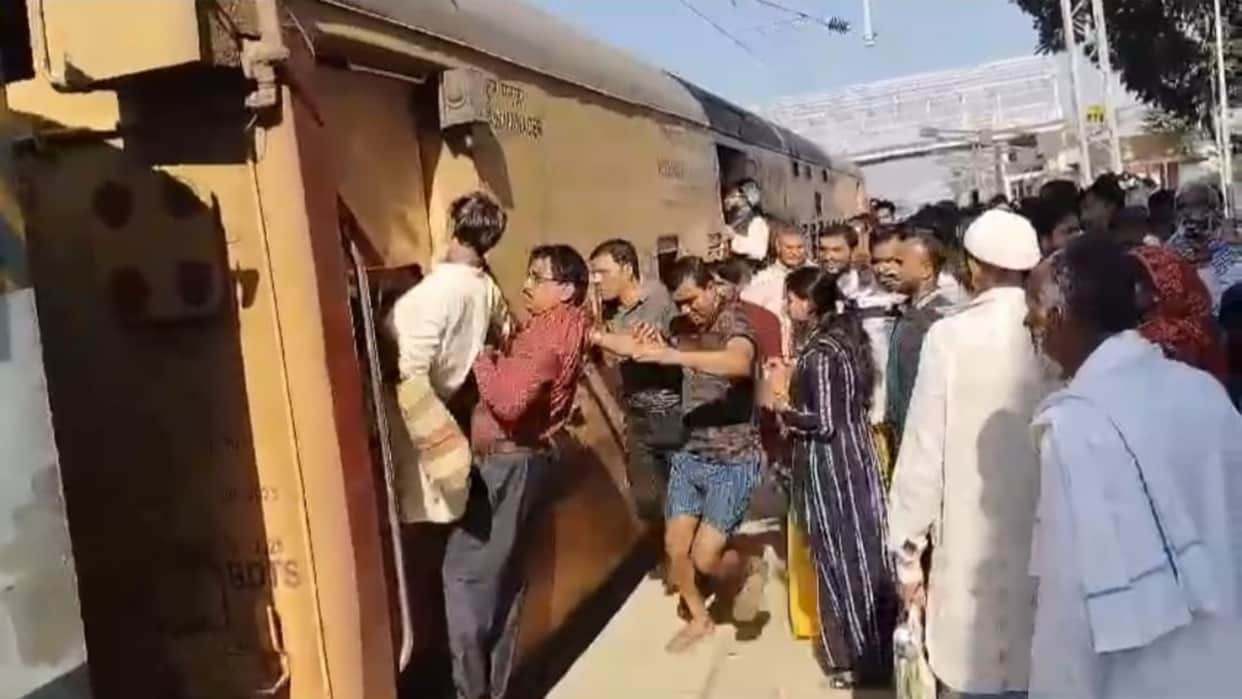 Kishanganj News: Passengers create ruckus at ticket counter at Thakurganj railway station
