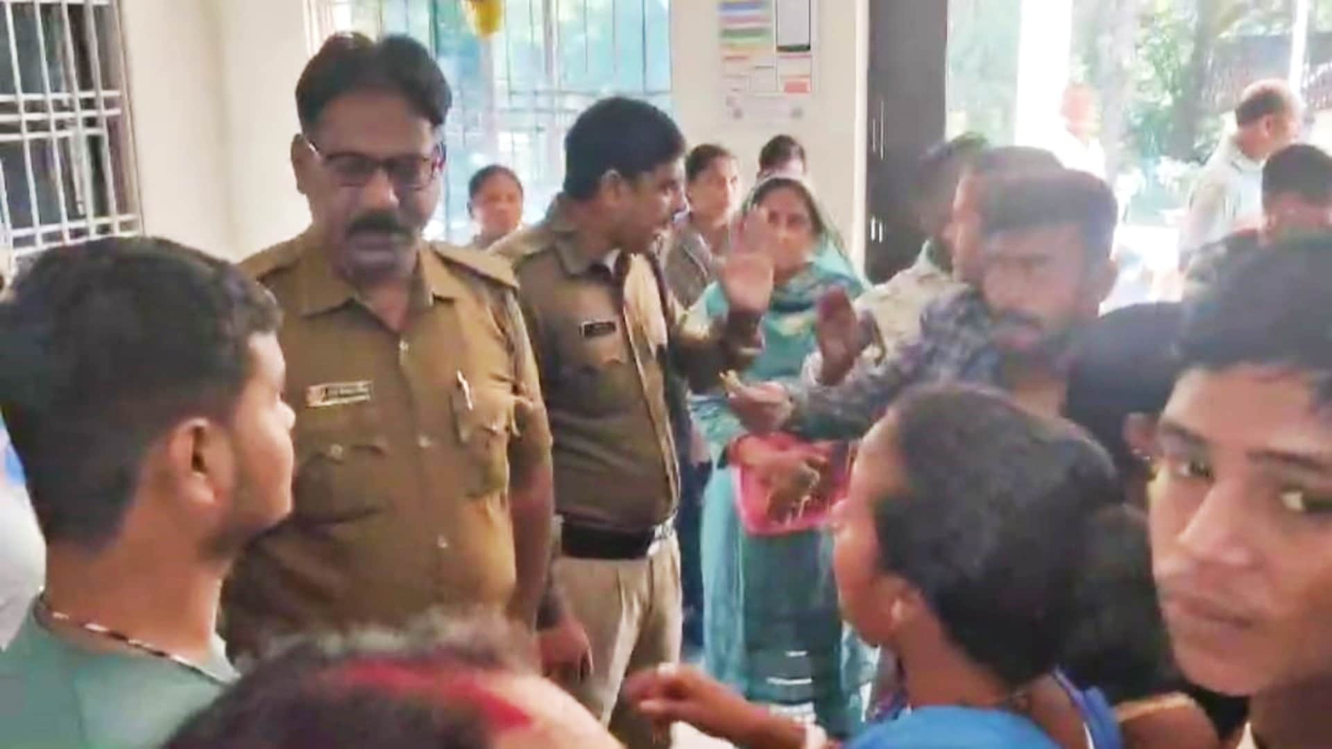 Kishanganj News: Passengers create ruckus at ticket counter at Thakurganj railway station