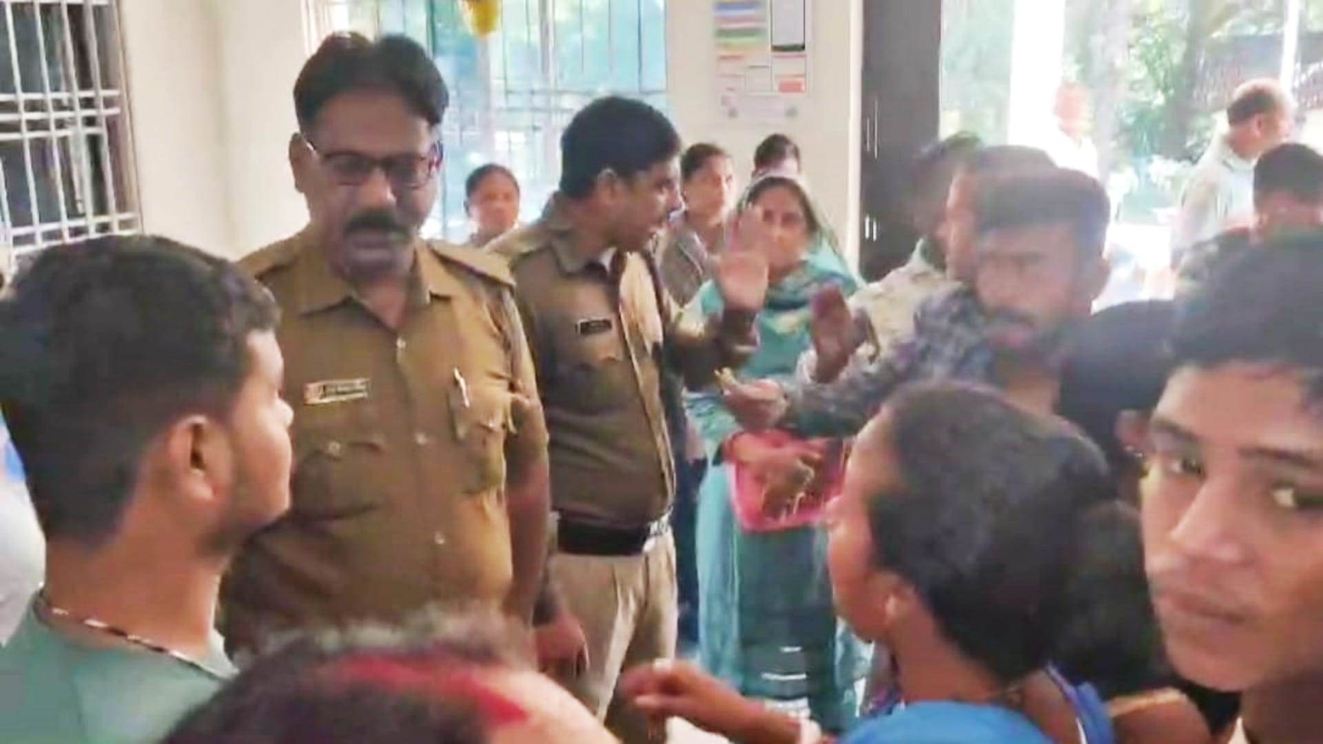Kishanganj News: Passengers create ruckus at ticket counter at Thakurganj railway station