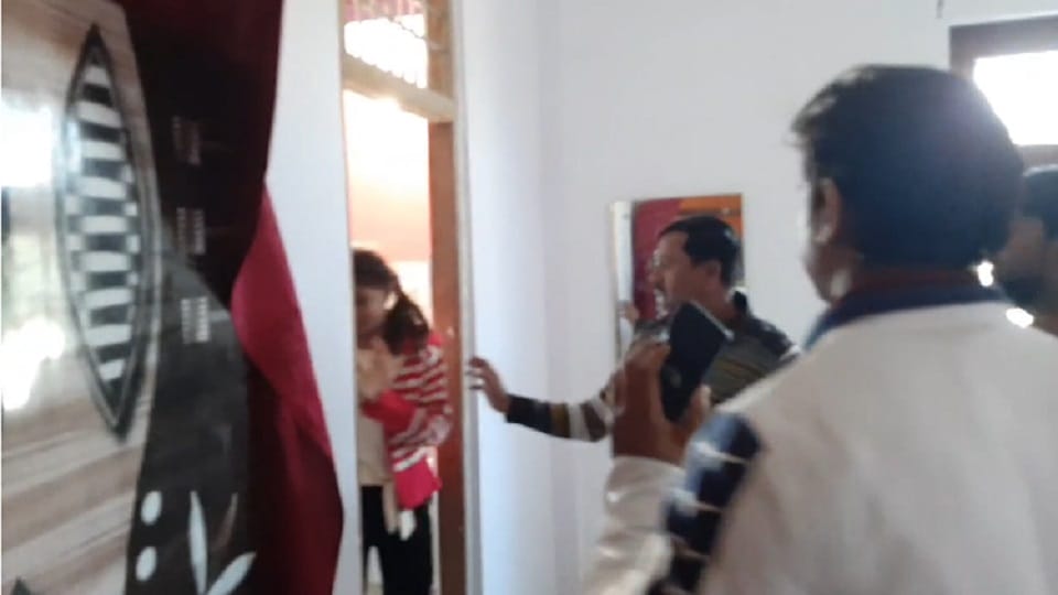 district head of Hindu organisation reached hotel and started searching accused of demanding money from youths
