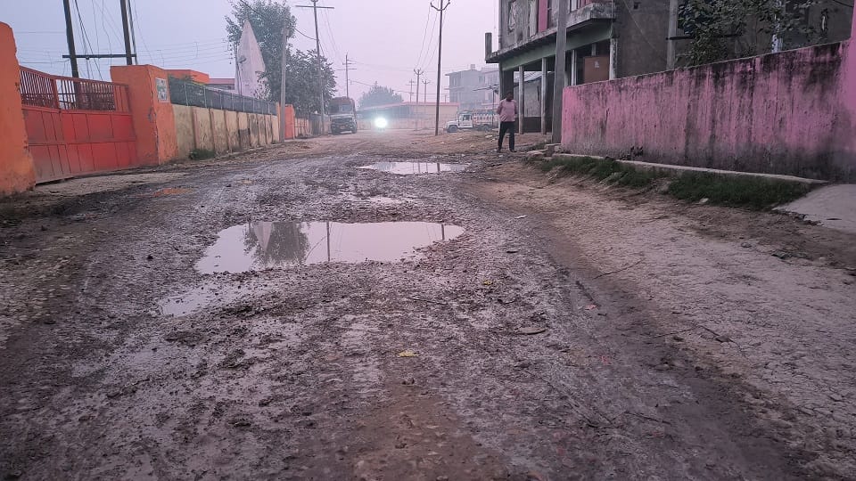 mandi road is in bad condition, farmers and traders are worried