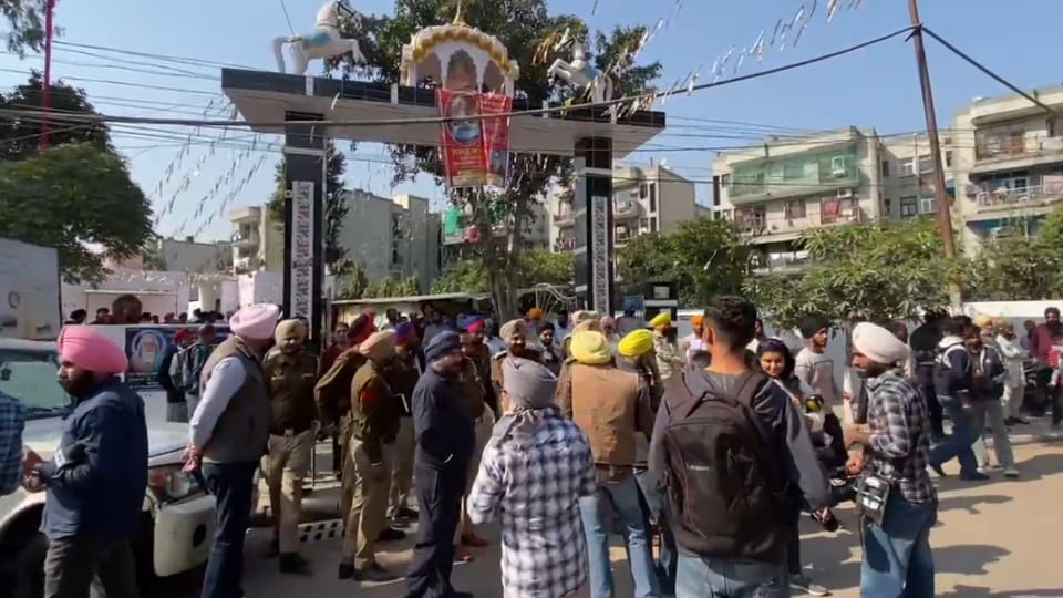 Heavy Police Force deployed in village kumbhra in mohali after death of Dilpreet