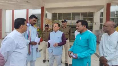 ज्ञापन सौंपते हुए