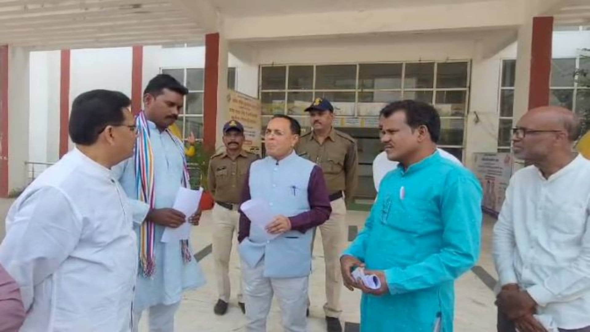 ज्ञापन सौंपते हुए