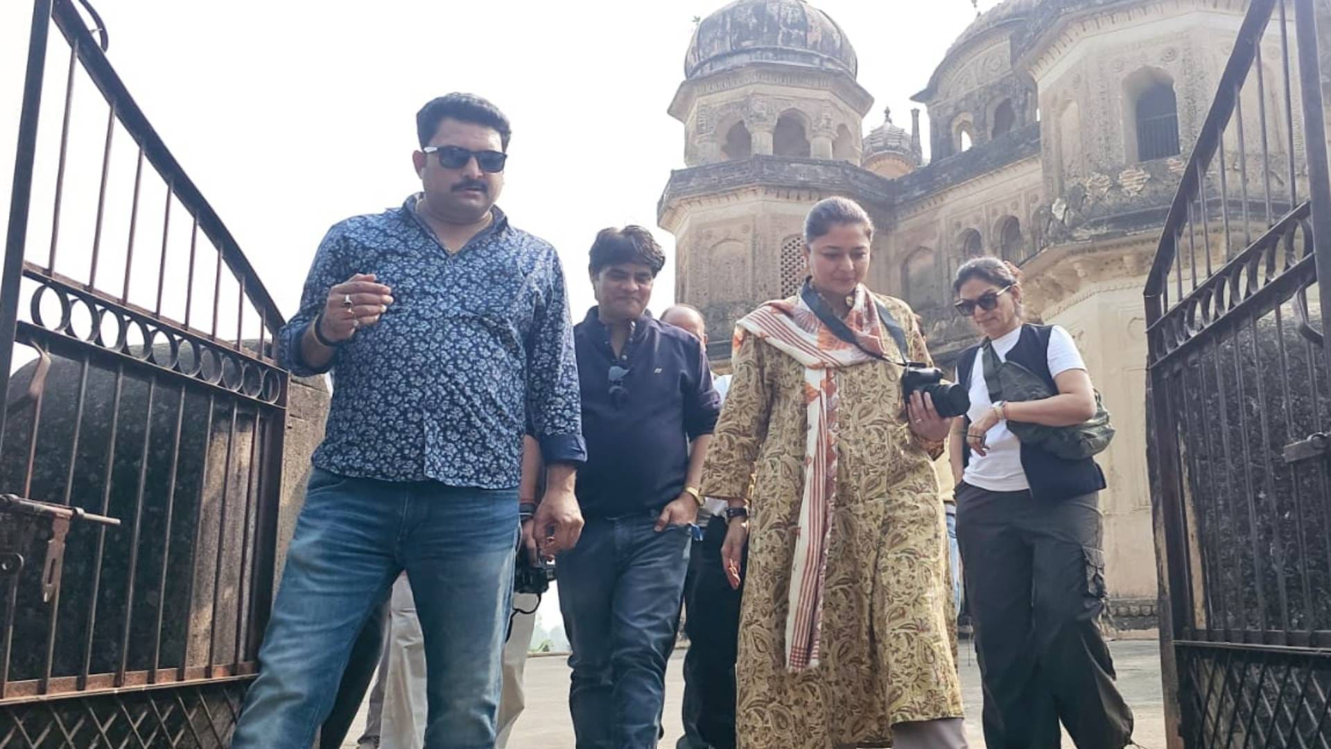 महल देखते हुए