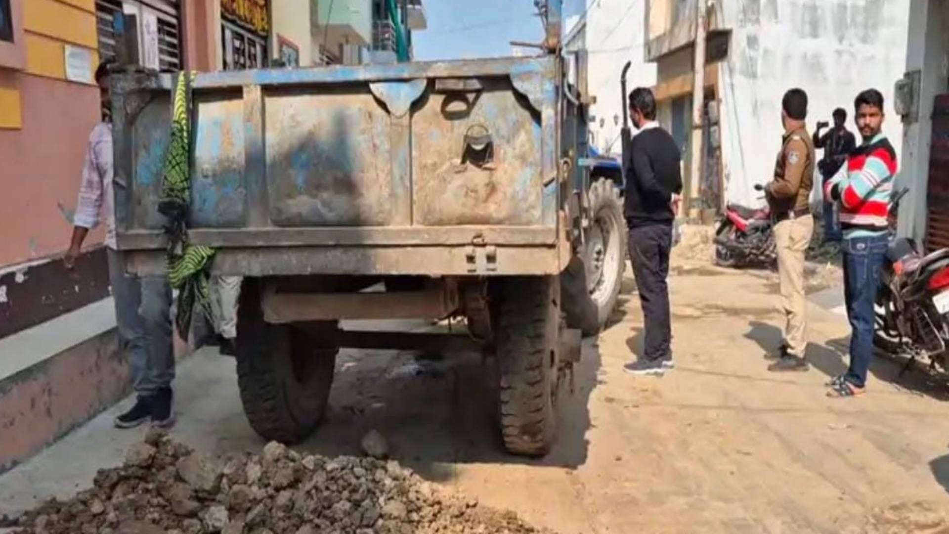 इसी ट्रॉली से दबकर बच्ची की मौत