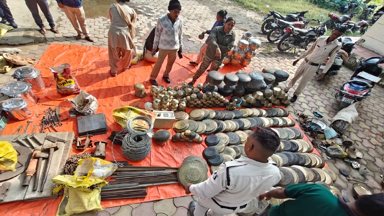 IPS Shashimohan took action against scrap dealers and seized Rs 21 lakh cash and scrap worth lakhs