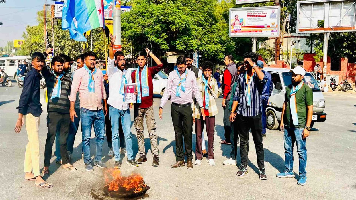 Ajmer News: NSUI protested by burning tyres in Adani case