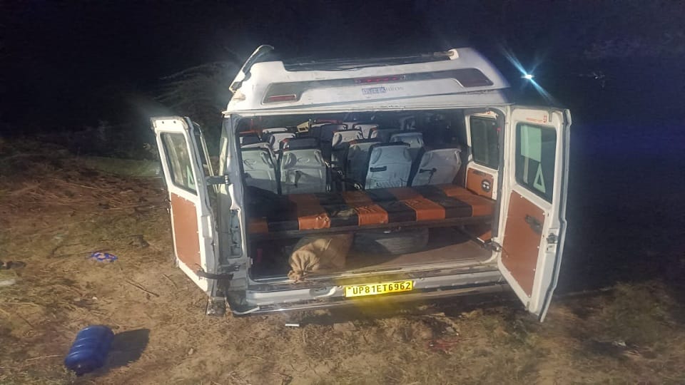 20 passengers injured in mini bus accident which overturned due to tire burst in Aligarh