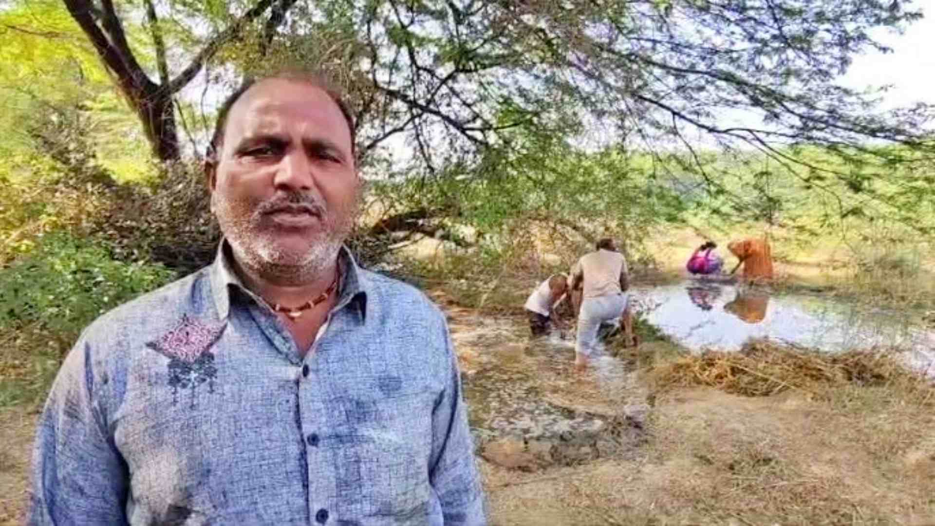 समस्या के बारे में बताते किसान।