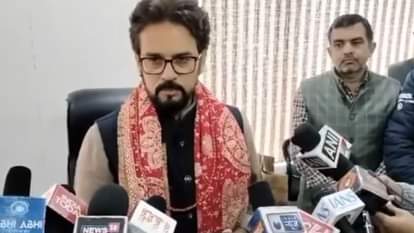 सांसद एवं पूर्व केंद्रीय मंत्री अनुराग ठाकुर प्रेस वार्ता को संबोधित करते हुए।