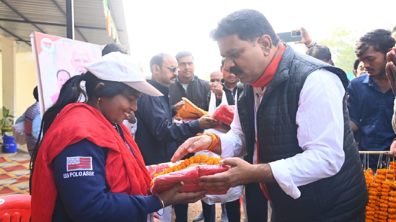 श्रद्धालुओं का स्वागत करते डिप्टी सीएम