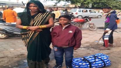 ठगी का शिकार महिला, साथ में उसका पुत्र