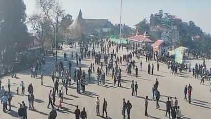 Tourists flocked to Shimla, the queen of mountains, enjoyed horse riding on the ridge