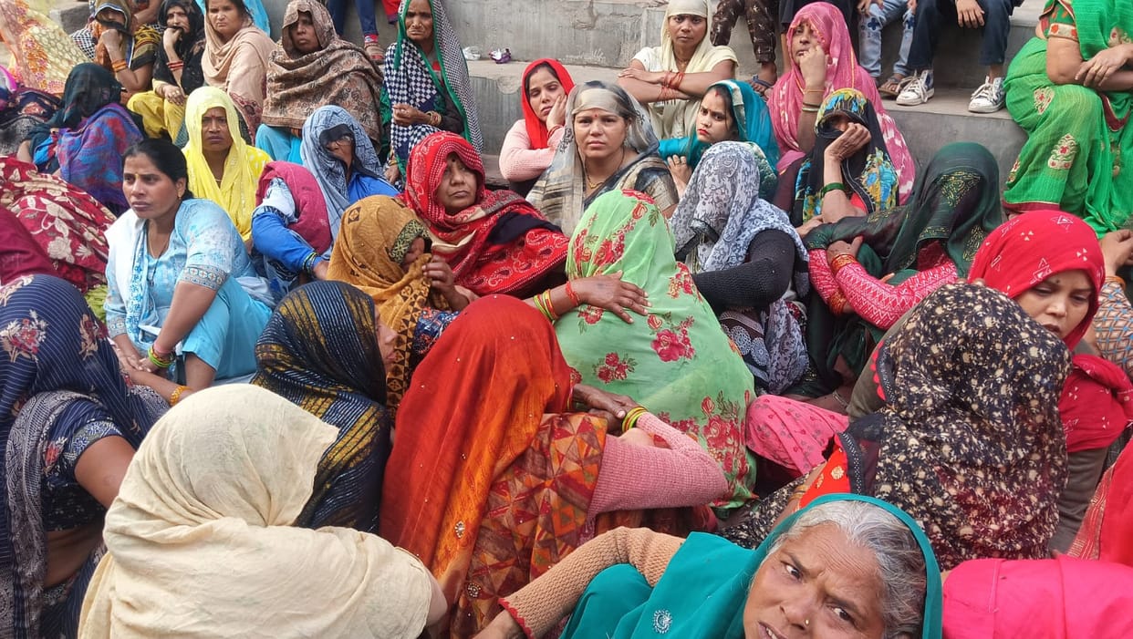 painful road accident on Firozabad highway death of two youths family members cried in pain
