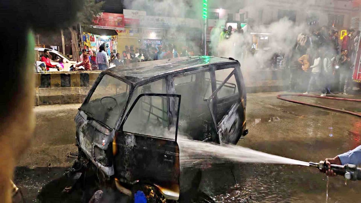 Kekri News: Maruti van caught fire near petrol pump
