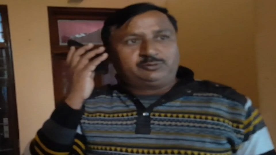 district head of Hindu organisation reached hotel and started searching accused of demanding money from youths