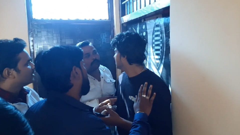 district head of Hindu organisation reached hotel and started searching accused of demanding money from youths