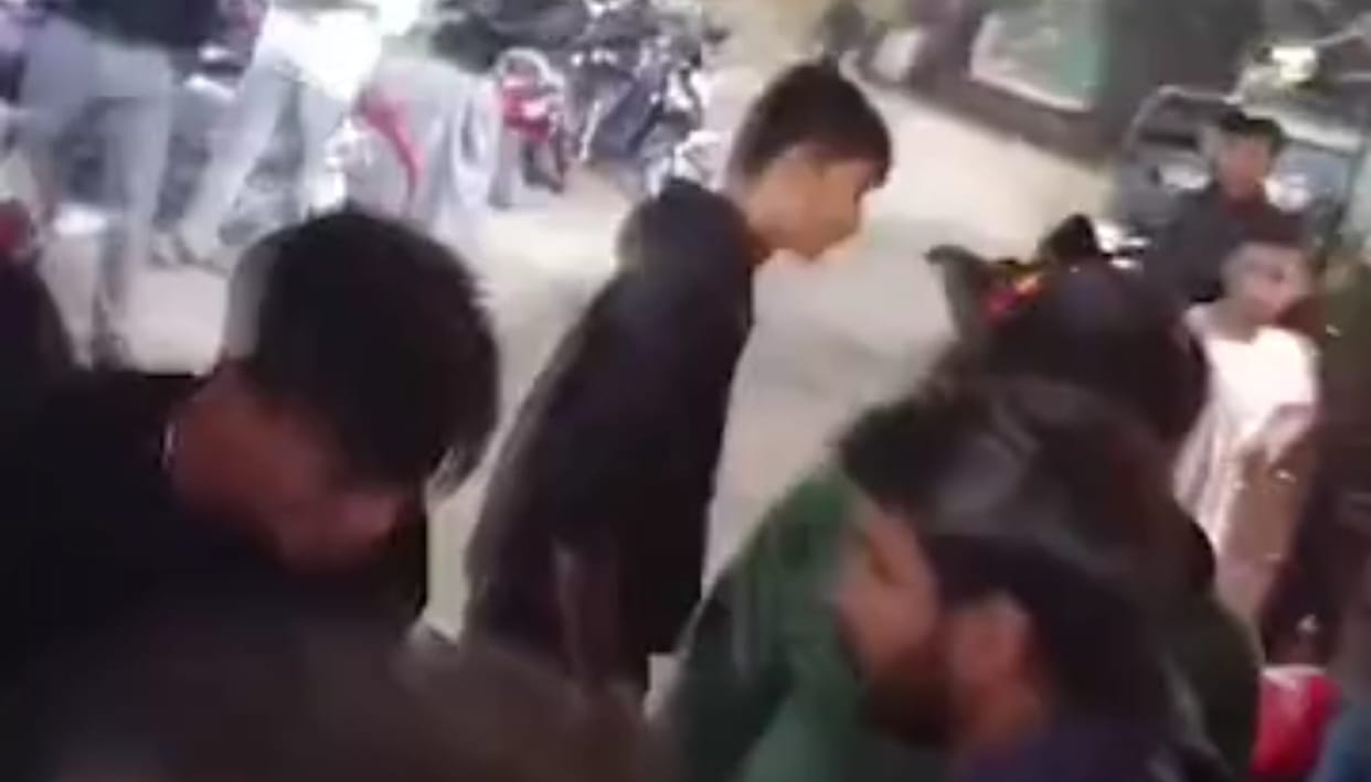 Indore News: In Indore, girls beat up the youths with slippers for making obscene gestures