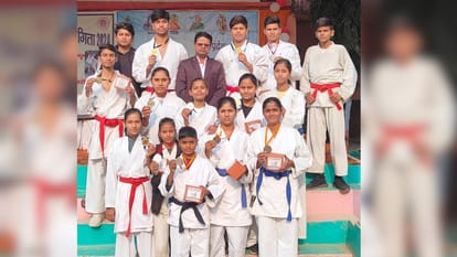 Sports Sonali played four nationals Kabaddi Varanasi champion scoring 18 points Read other news