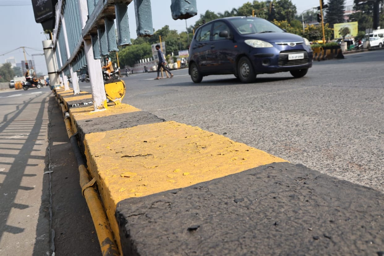 Indore: The corporation got color painted on the BRTS which was being demolished.
