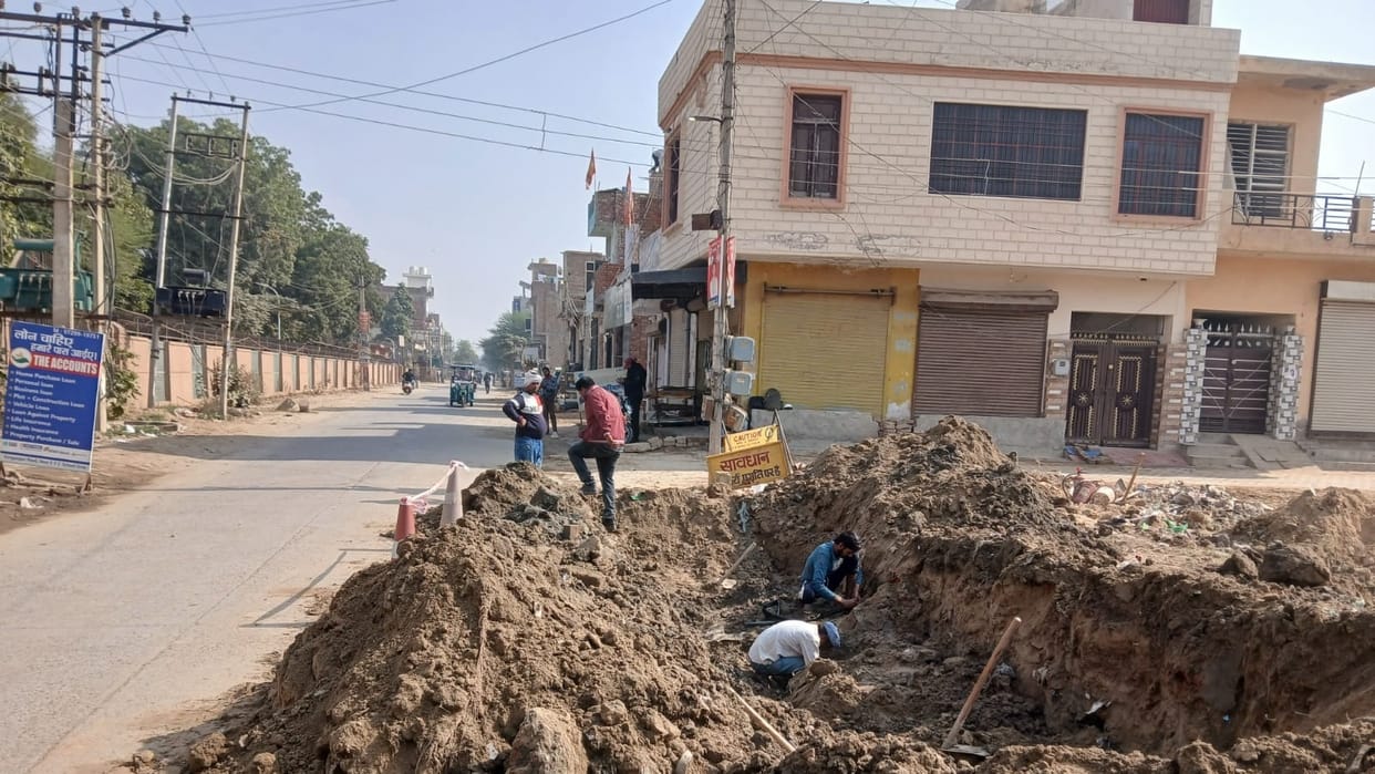 PNG leakage in Sirsa, Supply to homes disrupted, plumber made hole while connecting water