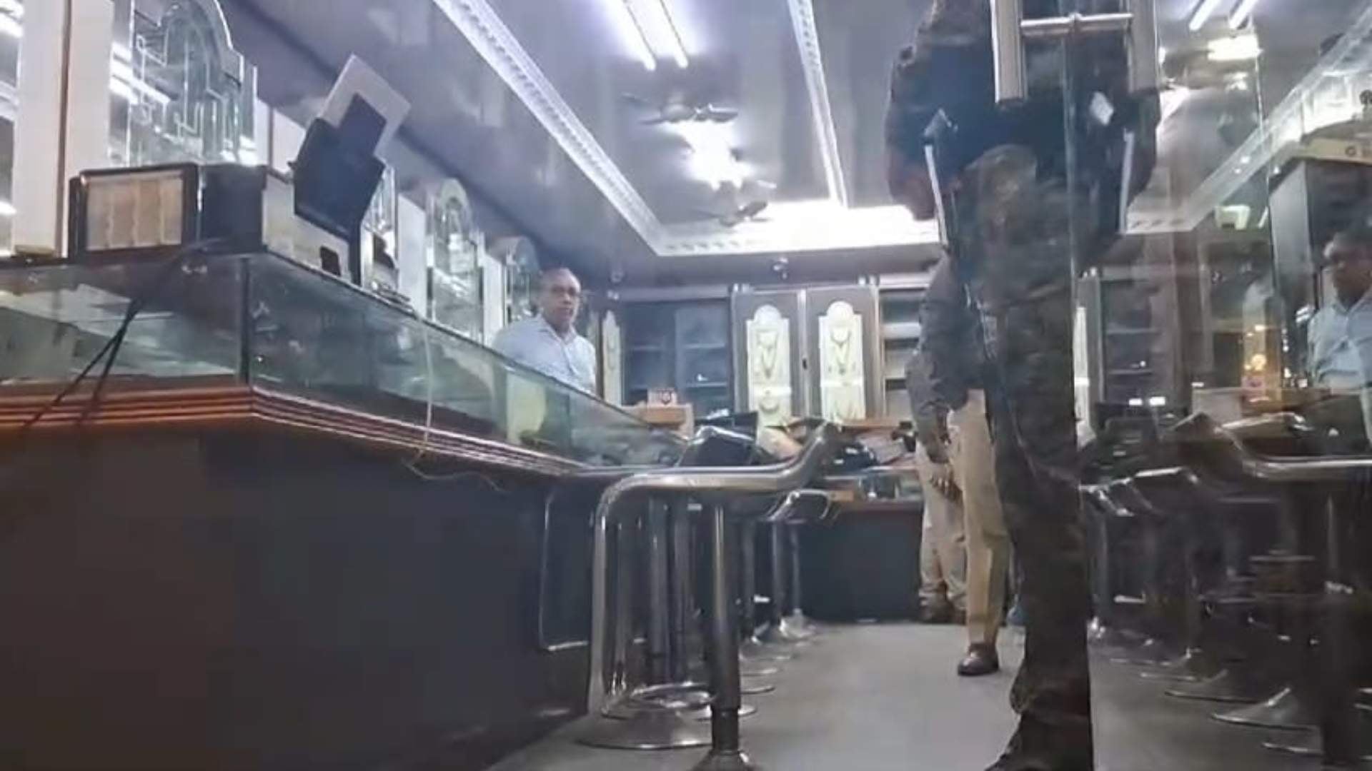 Bihar News : Loot from jewelery shop in Anil Jewelers Samastipur bihar police robbery