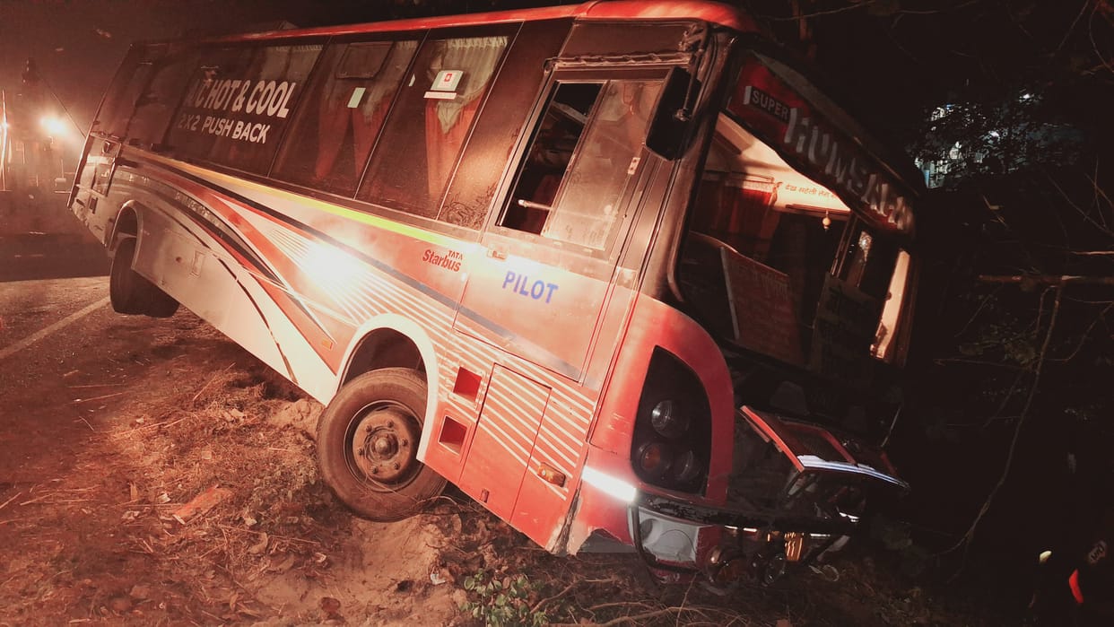 Bihar: Bus going from Patna to Jogbani collides with a tree, passengers narrowly escaped; Supaul Road Accident