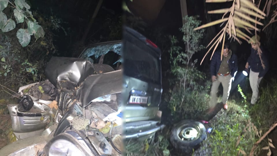 Accident in Bijnor: High speed Scorpio collided with a tree, four people died, three injured