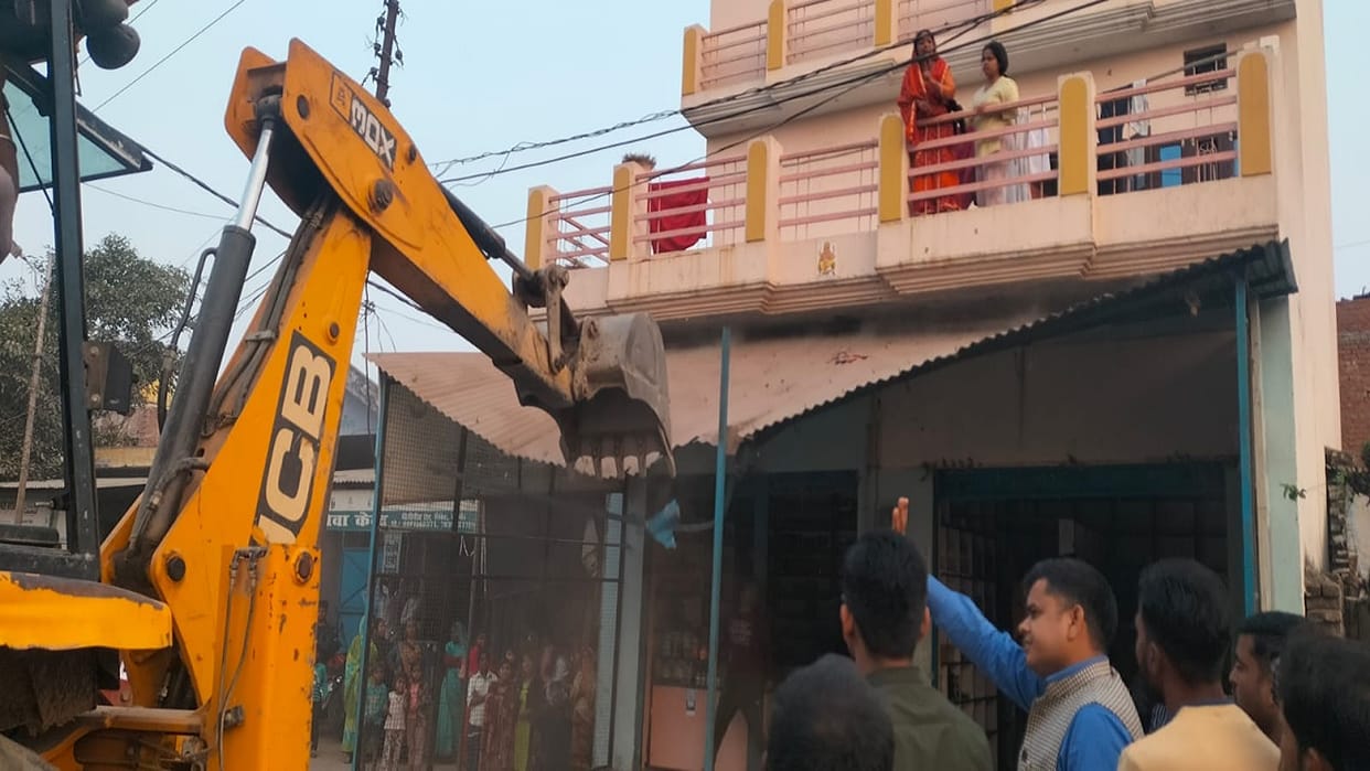 Municipal Corporation and traffic police removed the encroachment in Bareilly