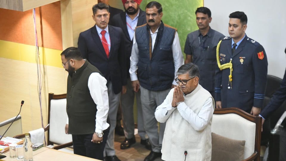 Chandigarh Administrator Gulab Chand Kataria in Municipal Corporation meeting