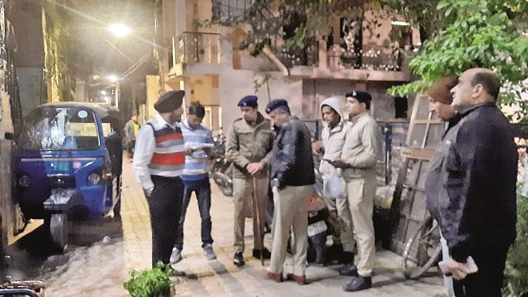 Clash Between Two Groups At Chandigarh Indira Colony - Amar Ujala Hindi News Live - Chandigarh:इंदिरा कॉलोनी में आधी रात दो गुटों में झड़प-फायरिंग, चापड़ से एक के सिर पर किया वार