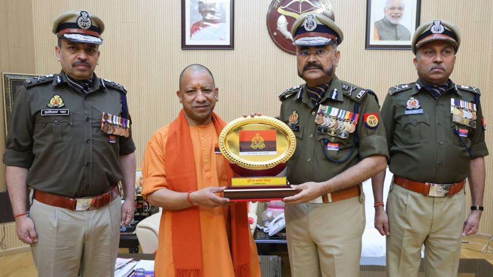 UP DGP honoured CM Yogi by putting flag on him On Flag Day