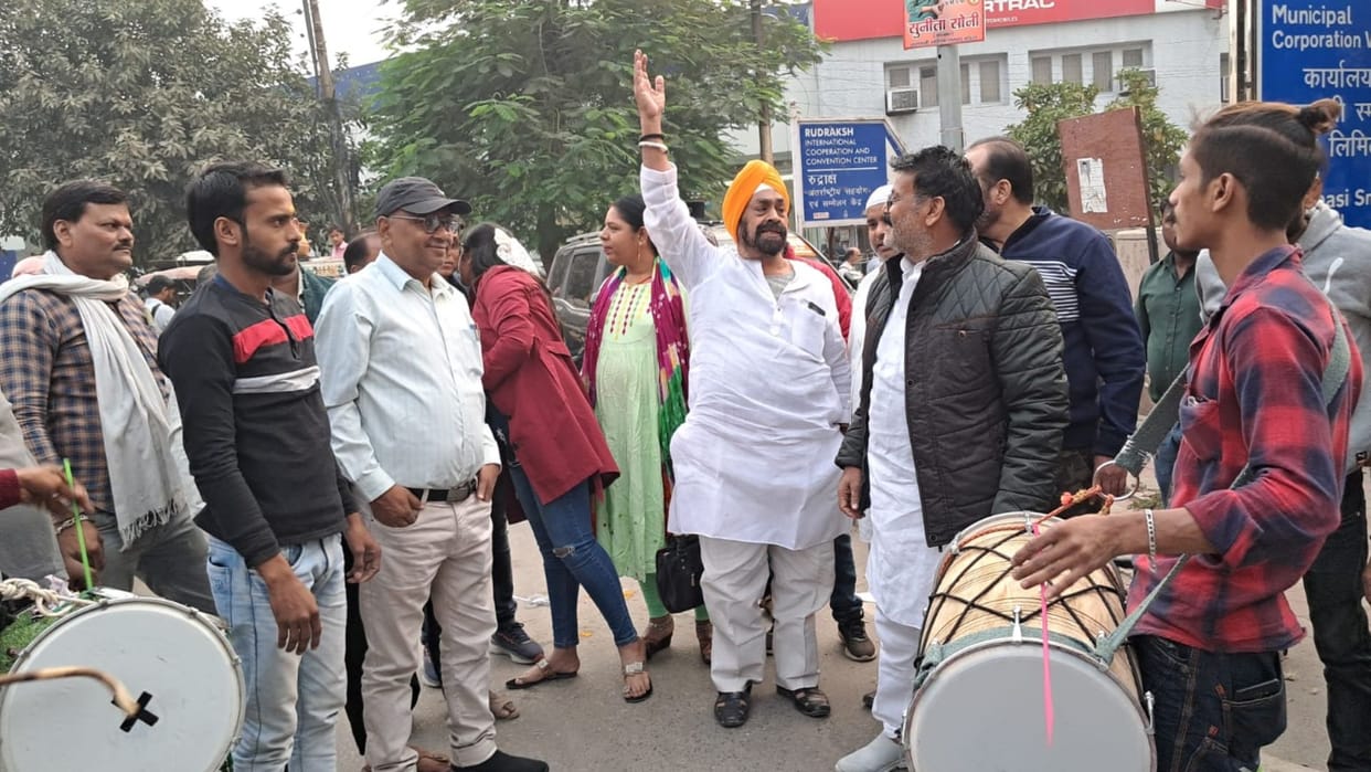 Traders and entrepreneurs celebrated victory of bjp in by-election burst firecrackers distributed sweets