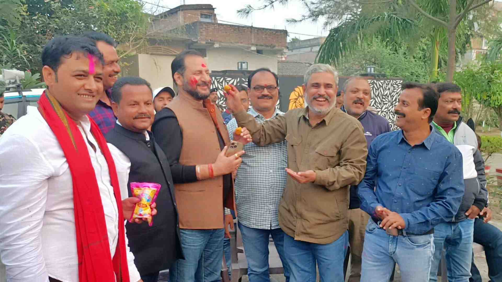 एक-दूसरे को गुलाल लगाकर मनाया जीत का जश्न।