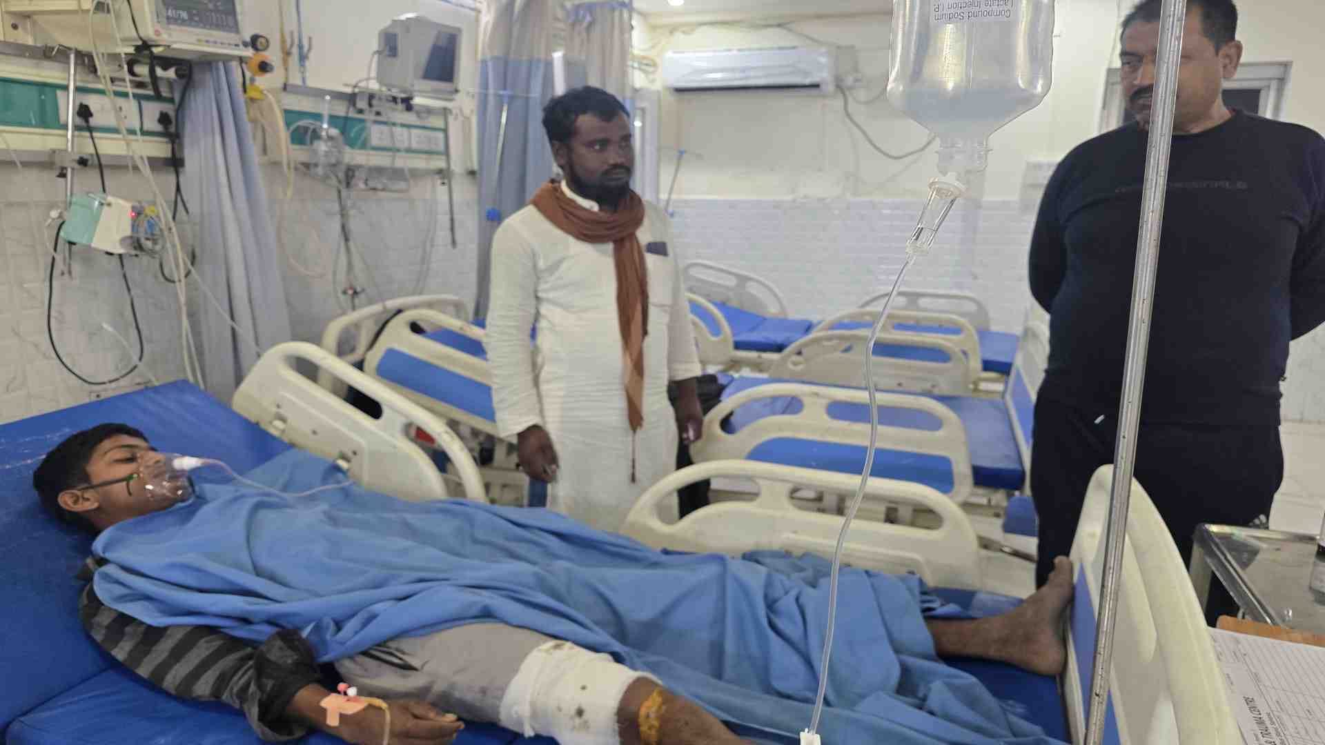 घायल को अस्पताल में कराया गया भर्ती।