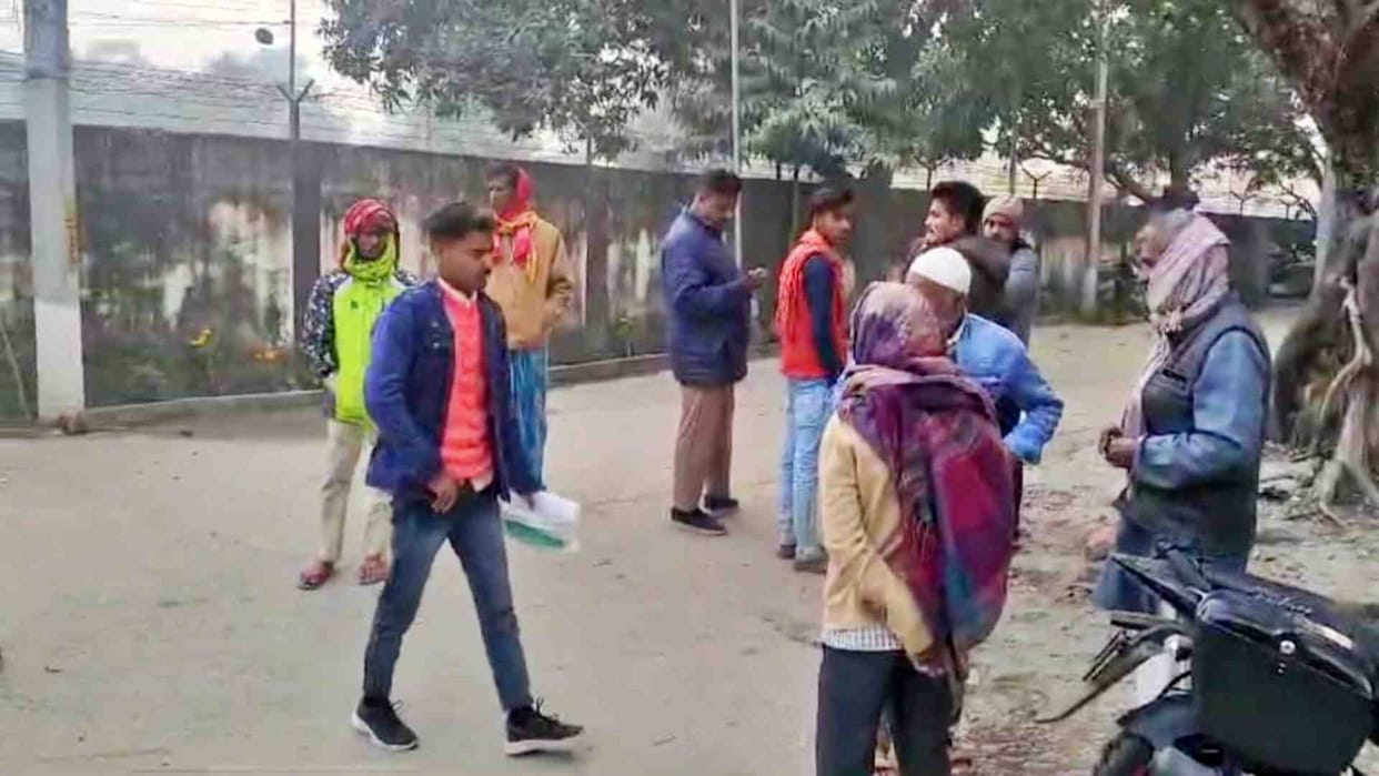 Bettiah News: Two youths going to a wedding procession died in a road accident