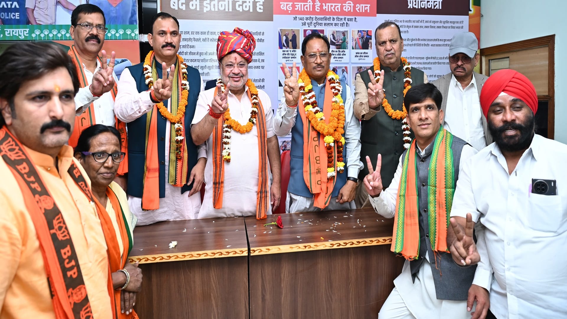 Raipur by-election Celebrations on Sunil Soni victory, workers including the minister also danced, see photos
