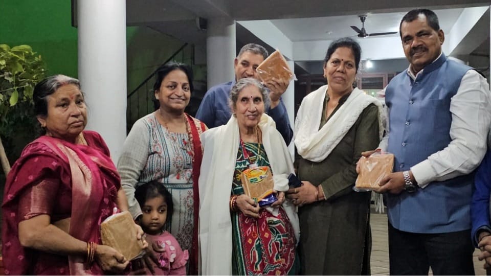 UP News: Prime Minister Narendra Modi's wife Jasoda Ben reached Muzaffarnagar, the city residents welcomed