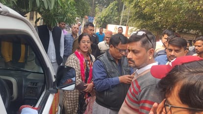 Meerut: Two brothers fought in the court over property, sick mother said - divide me into pieces too