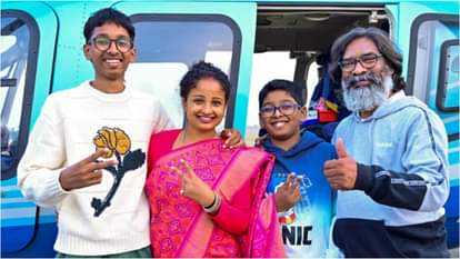 झारखंड विधानसभा चुनाव परिणाम 2024: परिवार के साथ खुशी जताते सीएम हेमंत सोरेन।