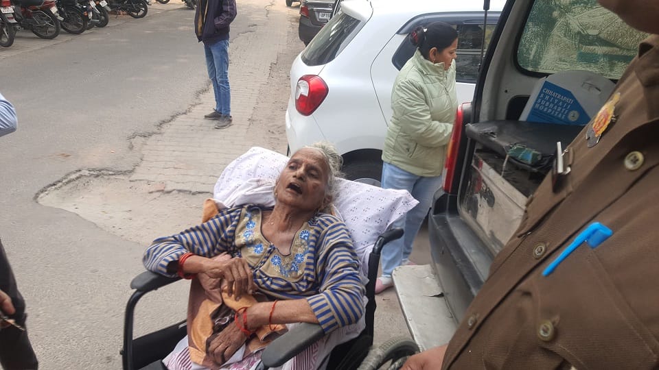 Meerut: Two brothers fought in the court over property, sick mother said - divide me into pieces too