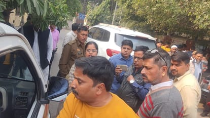 Meerut: Two brothers fought in the court over property, sick mother said - divide me into pieces too