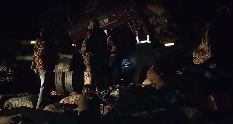 Hamirpur Accident Two trucks collided head on on the expressway one dead and two seriously injured